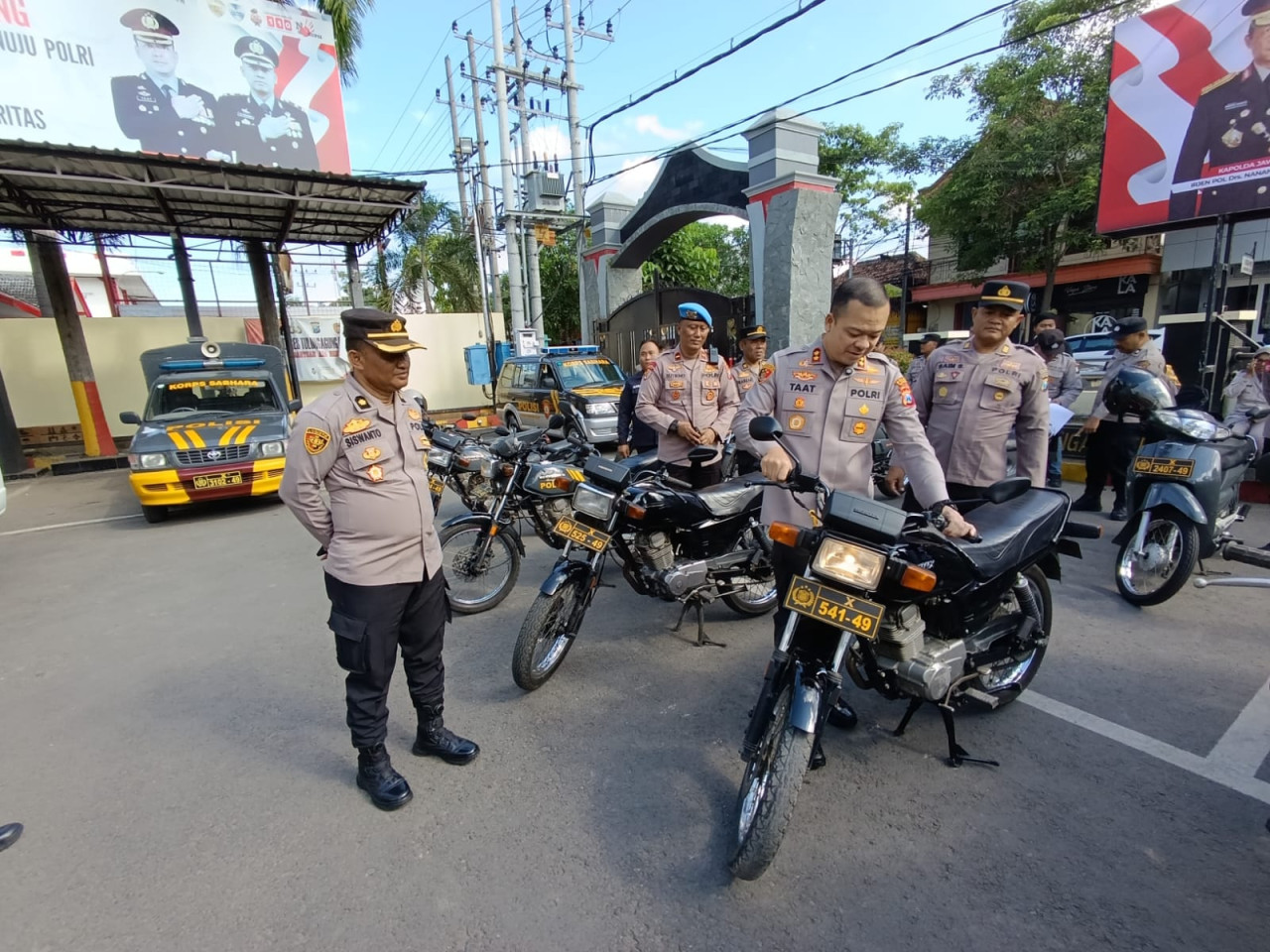 Foto: Kapolres Tulungagung, AKBP Taat Resdi saat mengecek kondisi kendaraan operasional (Bramanta/jatimnow.com)