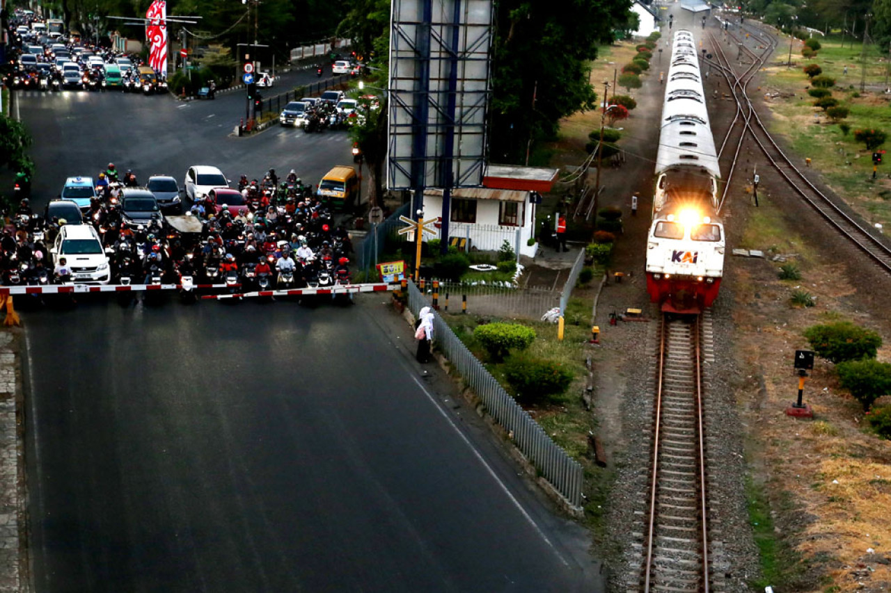 Kereta Api melintas di kawasan Jl. A Yani Surabaya, Jawa Timur, Selasa (29/7/2025). Foto: Ali Masduki/JatimNow.com