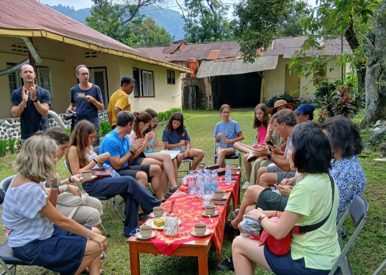 Wisatawan asal Spanyol kunjungi kebun karet dan nikmati musik patrol. (Foto: Deta for jatimnow.com)
