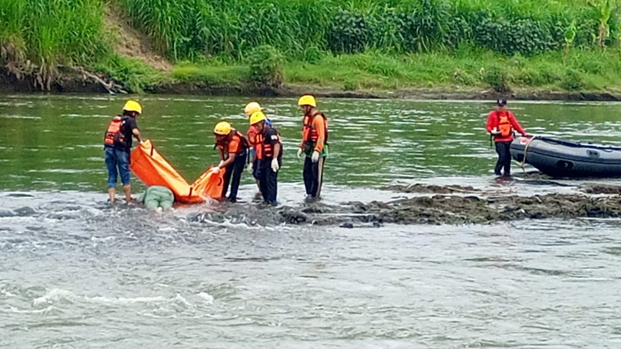 Foto: Petugas mengevakuasi jenazah perempuan di Sungai Brantas (Polres Tulungagung/jatimnow.com)