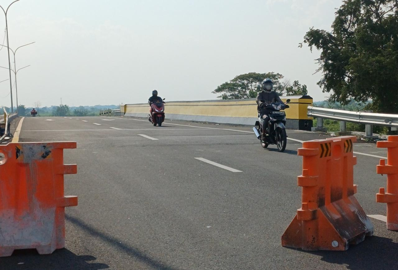 Pengguna jalan saat melintas di JLU Lamongan. (Foto: Adyad Ammy Iffansah/jatimnow.com)