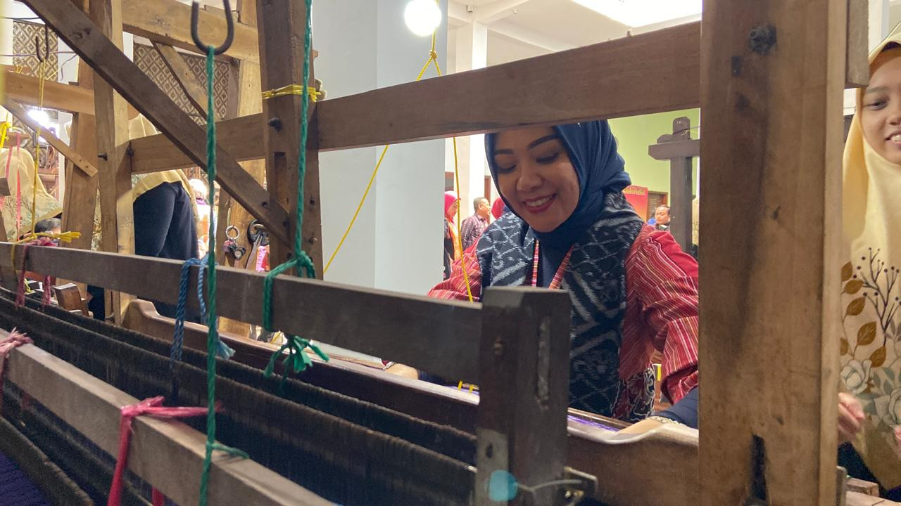 Istri Wali Kota Probolinggo Kepincut Kain Tenun Ikat Bandar Kidul Kota Kediri