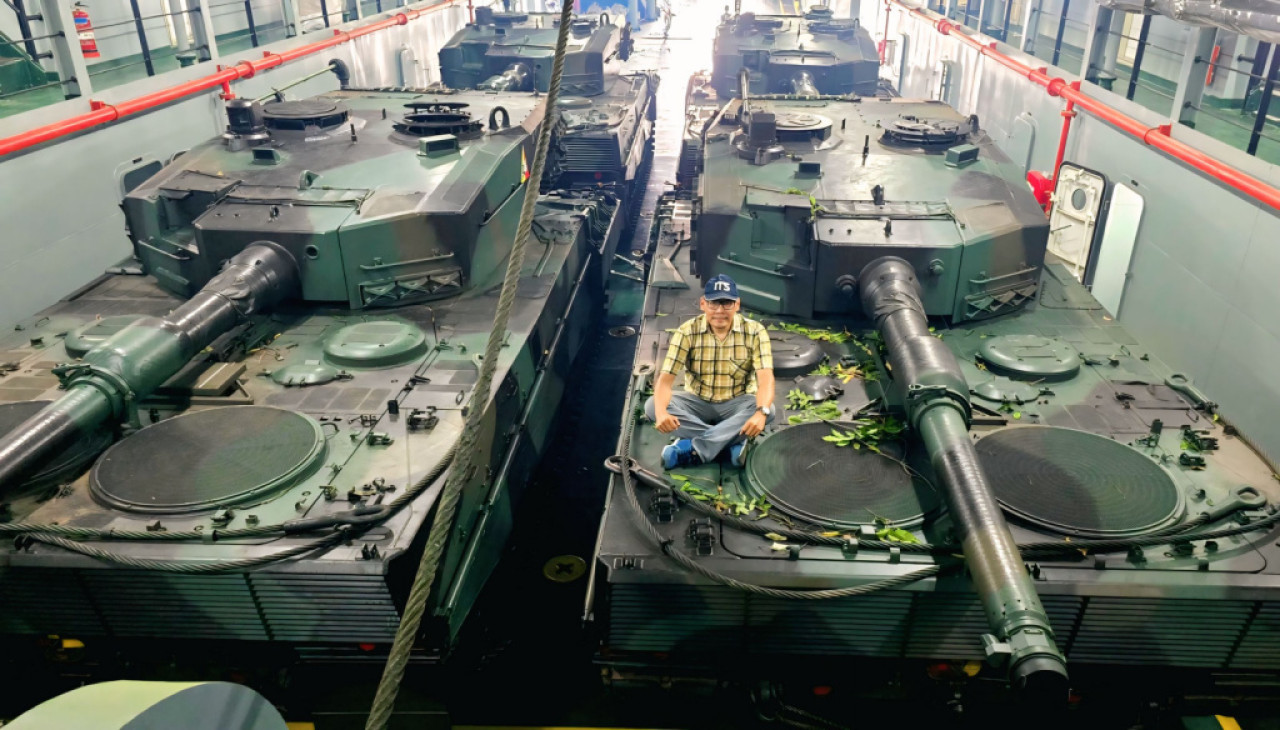 Prof Dr Ir Agoes Santoso MSc MPhil CEng FIMarEST MRINA saat melakukan peninjauan uji fungsi kapal ADRI LIII yang didesainnya bersama tim ITS. (Foto: Humas ITS for JatimNow.com).