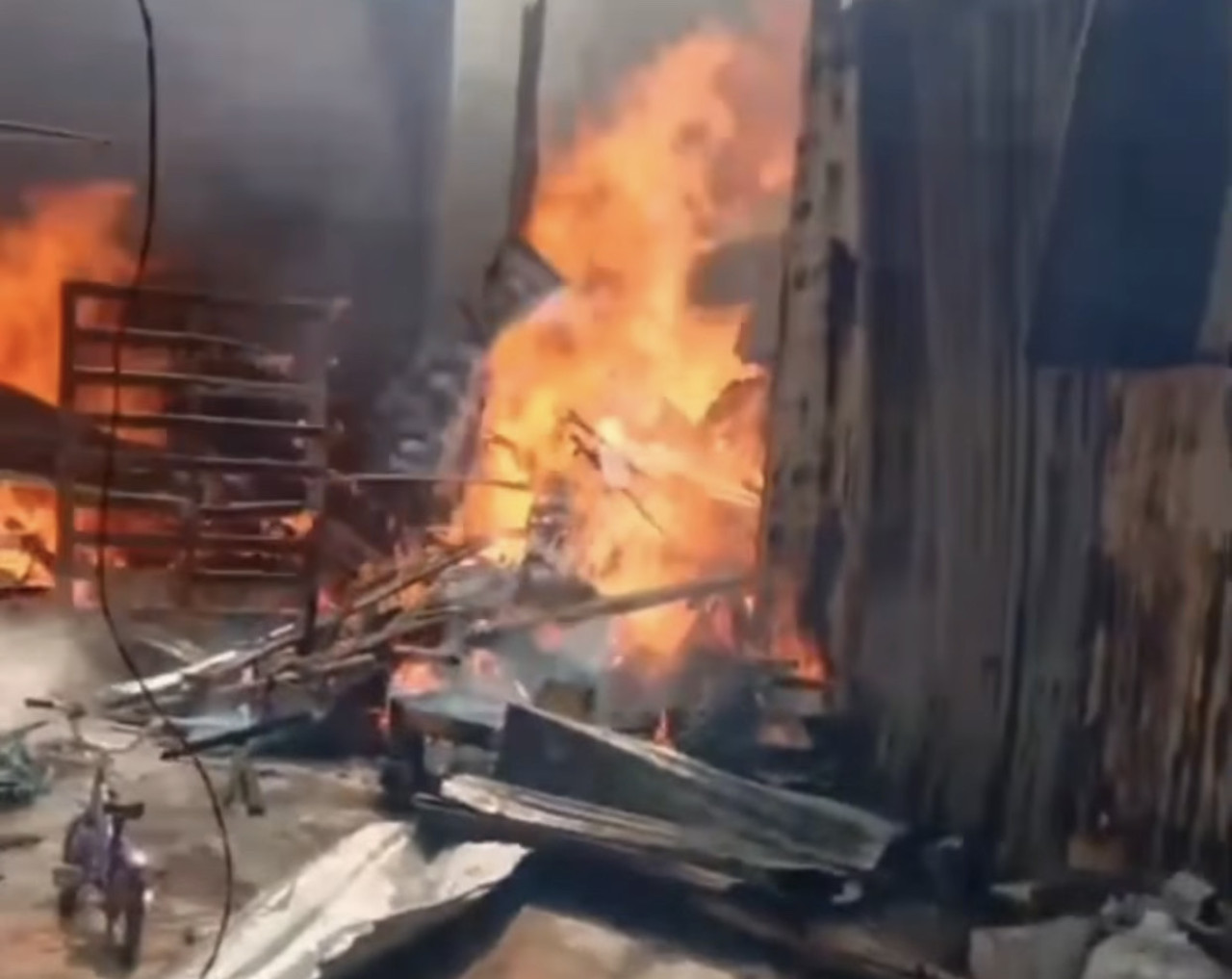 Peristiwa kebakaran di Surabaya. (Foto: Call Center 112 Surabaya)