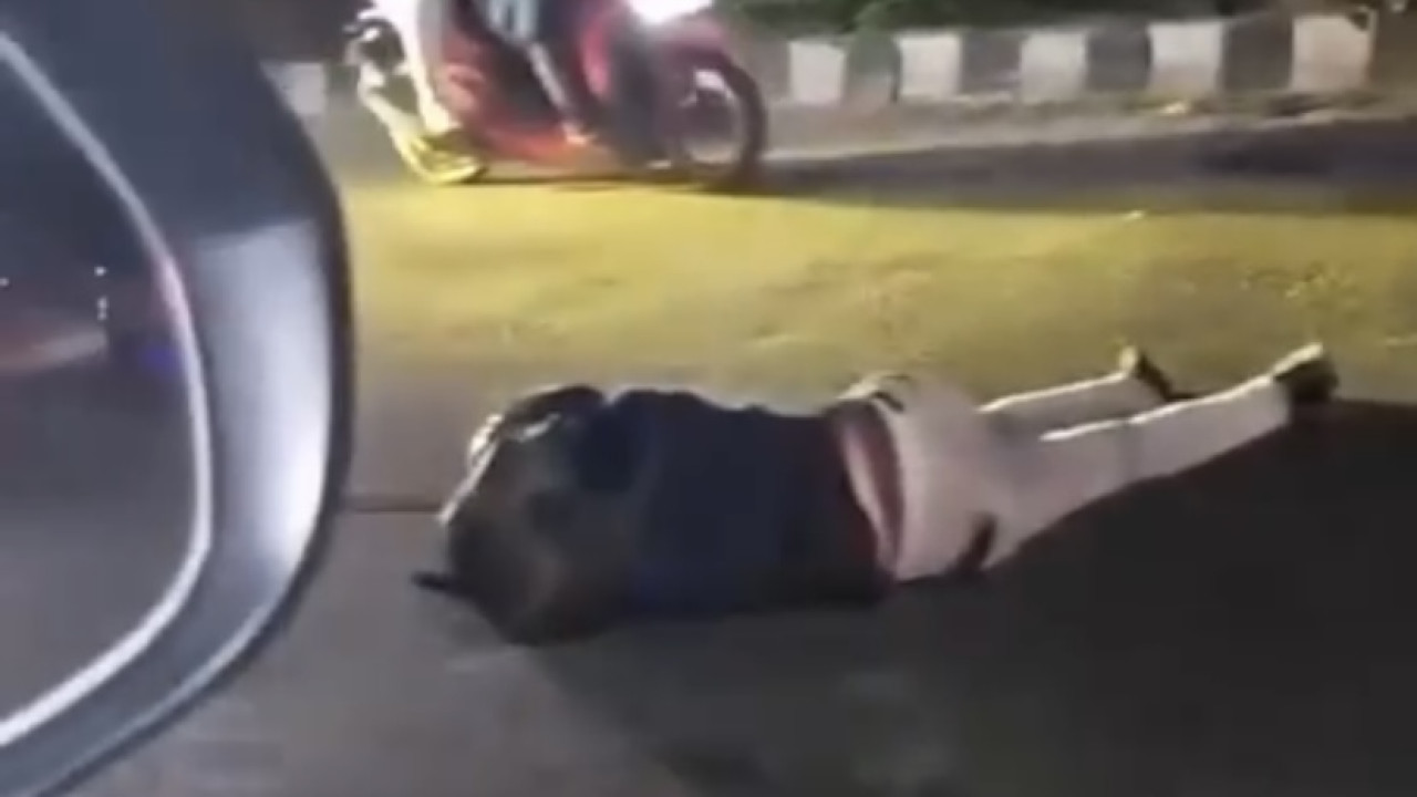 Pemotor Asal Nganjuk Hantam Truk di Tikungan SLG Kediri Arah Menang