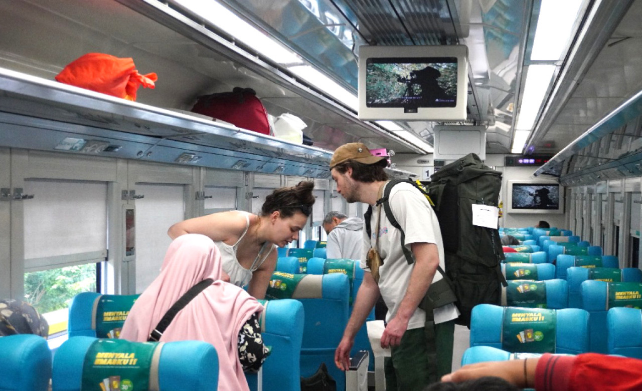 KAI Daop 8 Surabaya mencatat lonjakan signifikan penggunaan layanan kereta api oleh turis mancanegara. Foto: Humas KAI