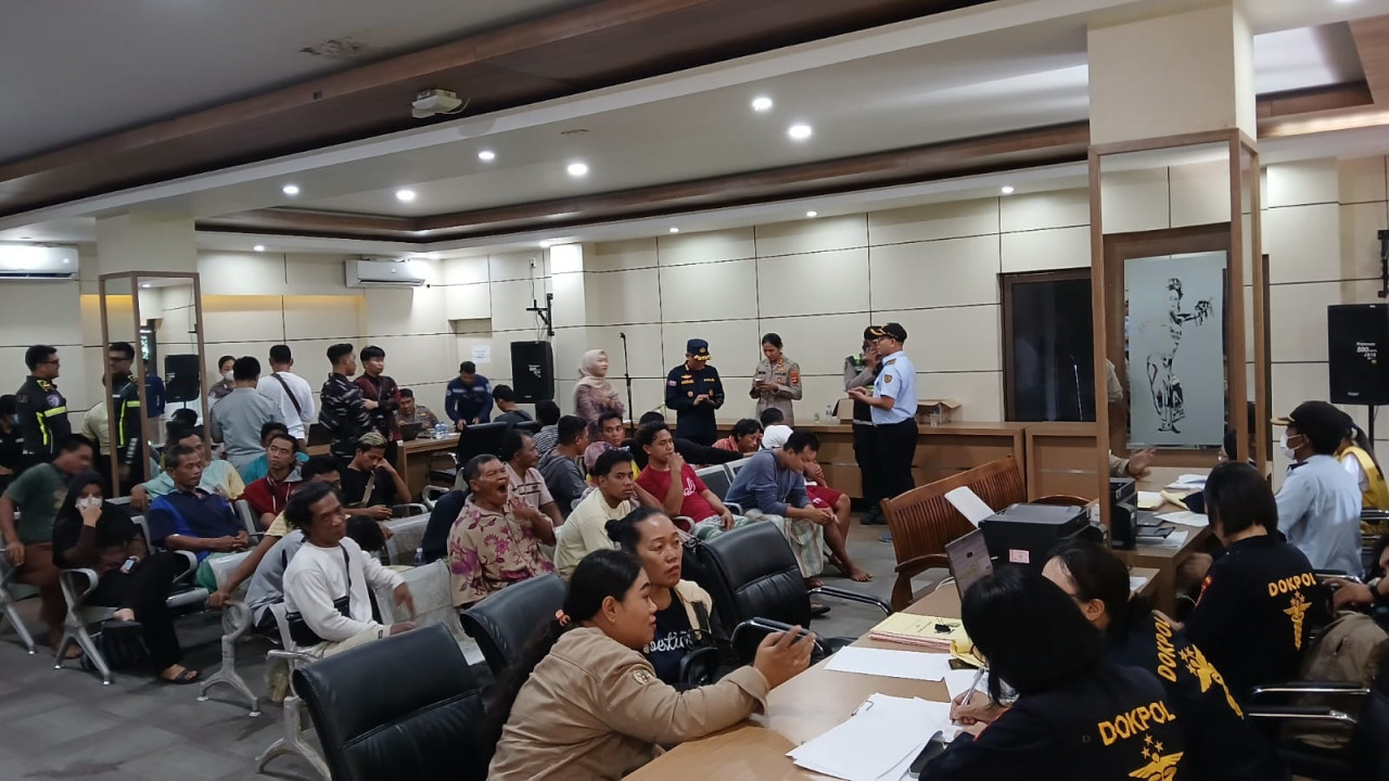 Pengobatan korban KMP Tunu Pratama Jaya. (Foto: Pemprov Jatim/jatimnow.com)
