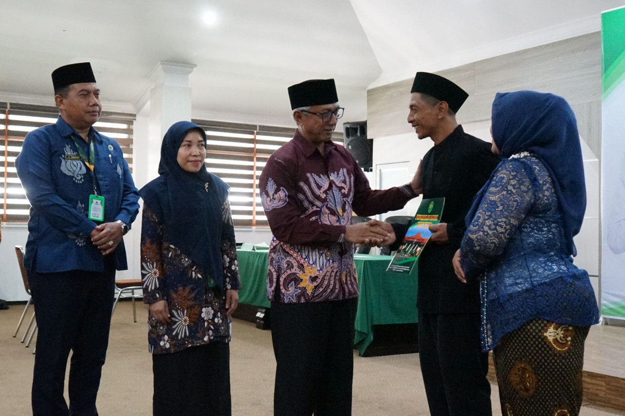 Gus Qowim menyerahkan putusan PA, buku nikah dan KK. (Foto: Pemkot Kediri/jatimnow.com)