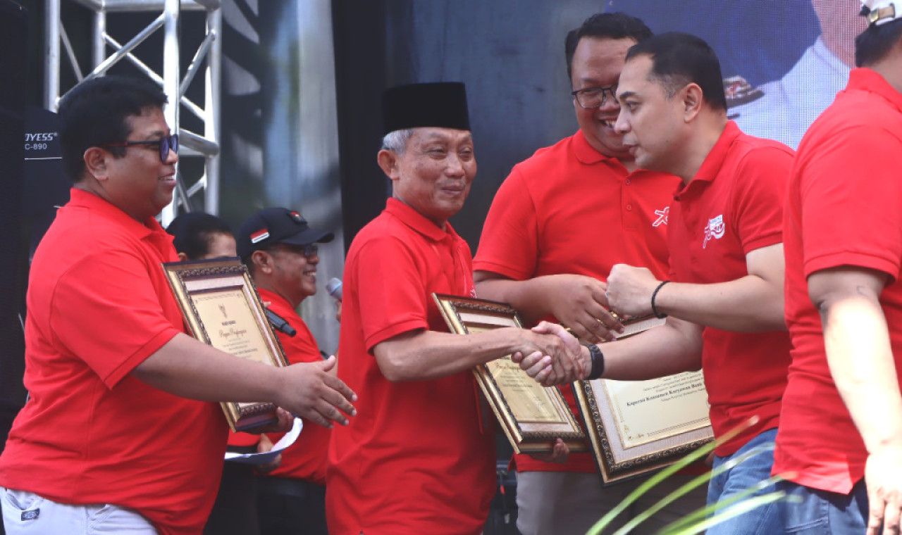 Walikota Surabaya Eri Cahyadi memberikan ucapan selamat kepada Ketua Koperasi Unitomo. Foto: Humas Unitomo for JatimNow.com
