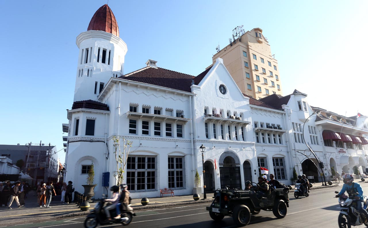 Wisatawan dimanjakan dengan menjelajahi kota lama Surabaya menggunakan Jeep tour setiap hari Sabtu dan Minggu. Foto: Ali Masduki/JatimNow.com