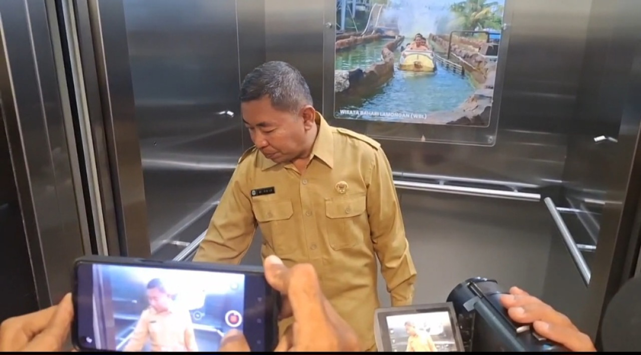 Kabag Humas Pemkab Lamongan, Ro'is saat ditanya terkait kedatangan KPK. (Foto: Adyad Ammy Iffansah/jatimnow.com)