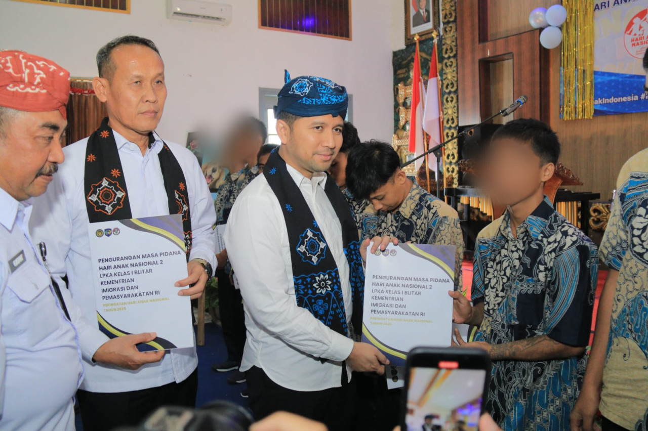 Foto: Wagub Emil Dardak menyerahkan hak anak binaan di LPKA Blitar (Kanwil Dirjen Pemasyarakatan Jawa Timur/jatimnow.com)