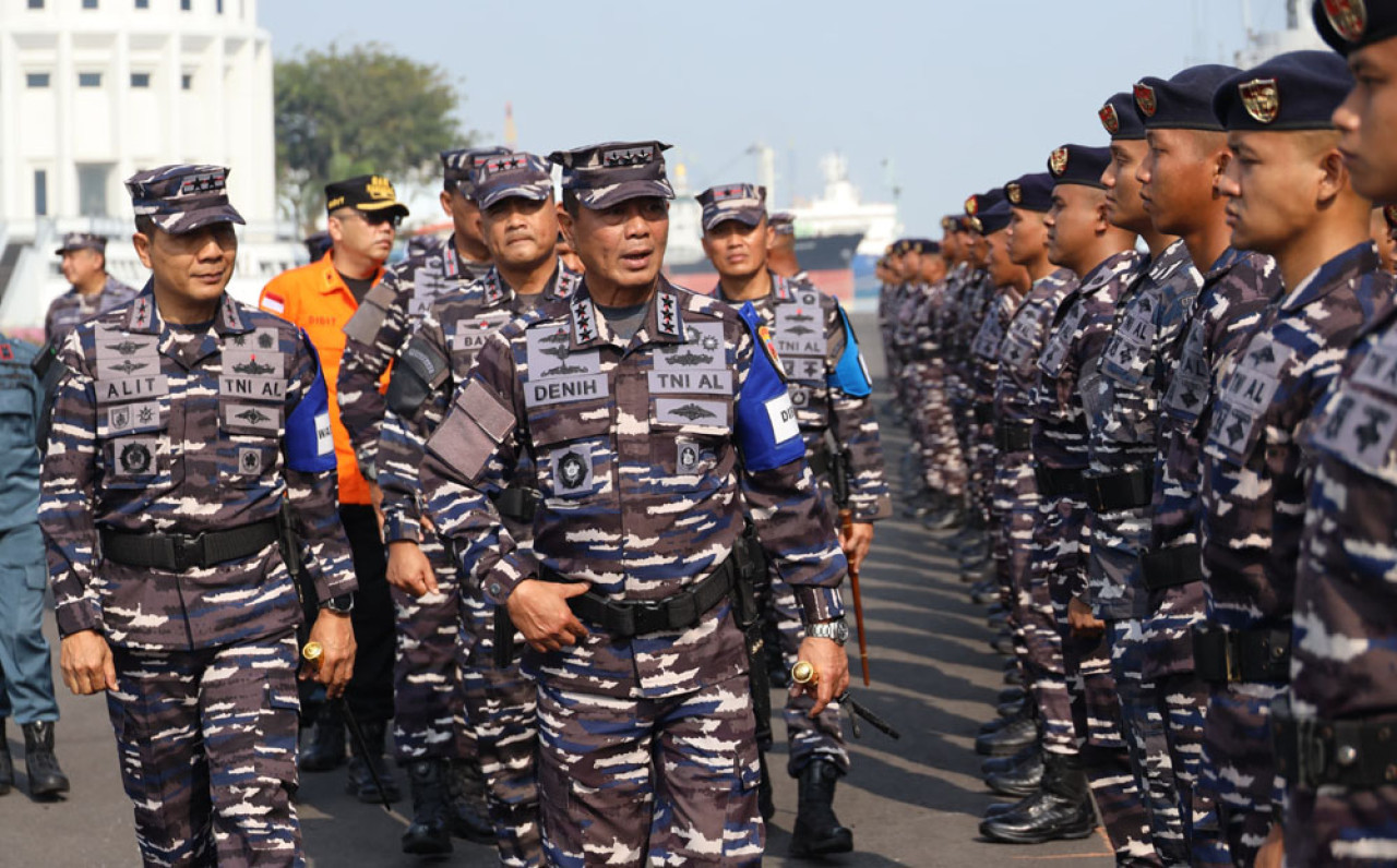 Pangkoarmada RI Laksamana Madya TNI Denih Hendrata, didampingi Pangkoarmada Laksda TNI I G. P. Alit Jaya, melakukan inspeksi pasukan. (Foto: Kormada II for JatimNow.com)