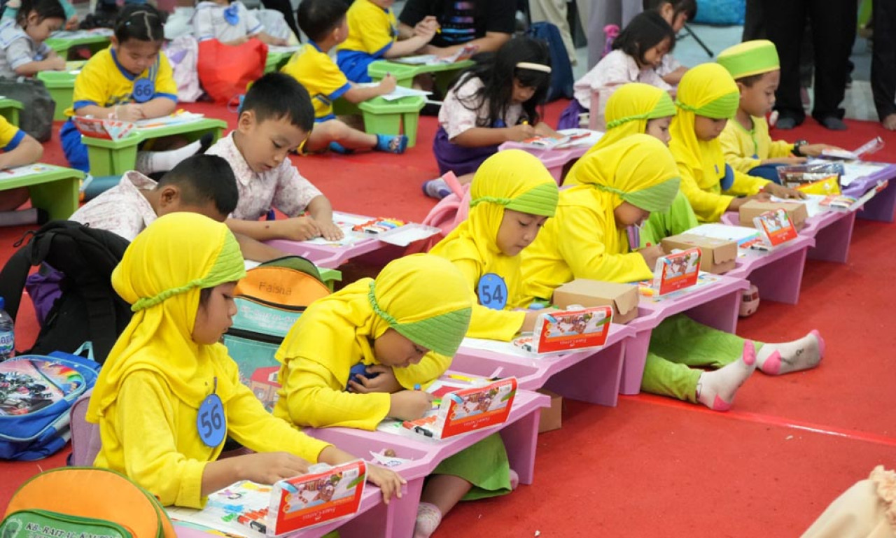 Ratusan anak usia dini mengikuti lomba mewarnai KAI Daop 8 Surabaya, di Gedung Brawijaya KAI Daop 8 Surabaya, Rabu (23/7). Foto: Humas KAI for jatimnow.com