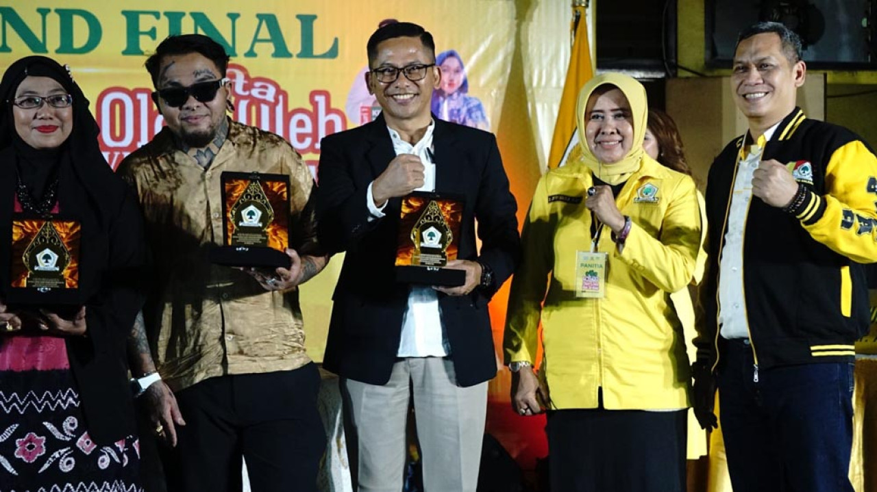 Sekretaris DPD Golkar Surabaya, dokter Akmarawita Kadir (kanan), bersama para juri Lomba Cipta Oleh-Oleh Khas Surabaya, usai proses penjurian, Sabtu (19/7) malam. Foto: Ali Masduki/jatimnow.com