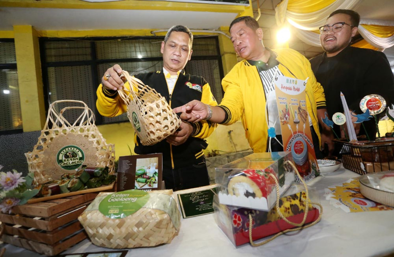 Sekretaris DPD Golkar Surabaya, dokter Akmarawita Kadir, meninjau produk kuliner dan kerajinan tangan yang masuk grand final, di Kantor DPD Golkar Surabaya, Sabtu (19/7) malam. Foto: Ali Masduki/jatimnow.com