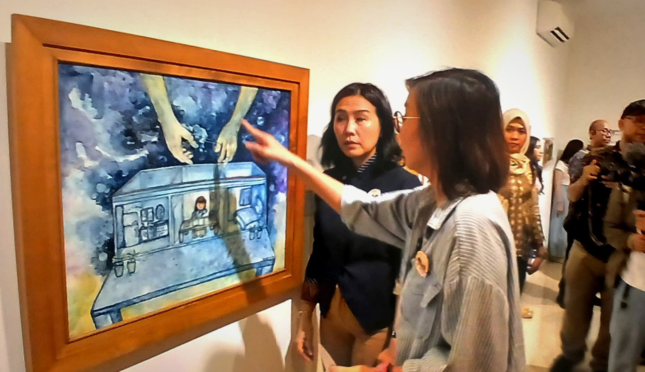 Foto: Lukisan Isabell Roses berjudul "Kurikulum Boneka" saat dipamerkan di Kids Biennale Indonesia 2025 di Galeri Nasional (Galnas) Jakarta. (Foto:Isabel Roses/jatimnow.com))