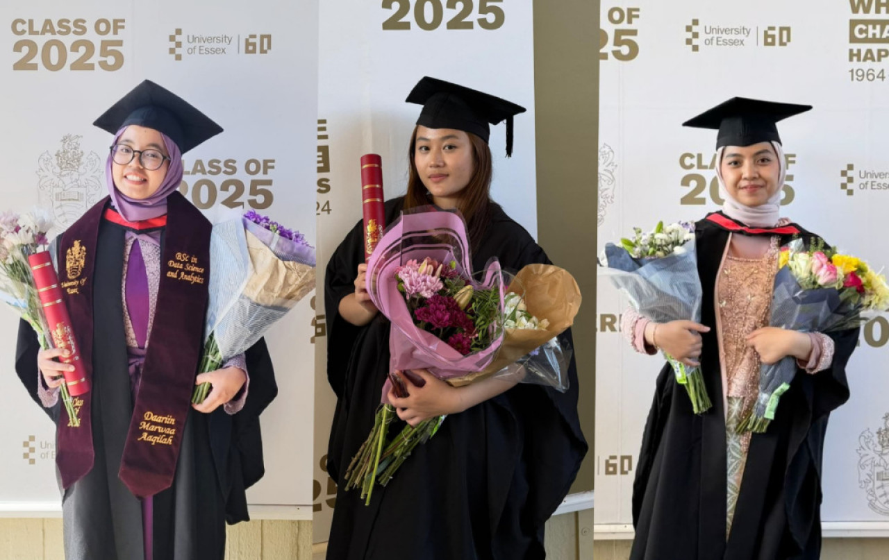 Daariin Marwaa Aaqilah, Jocelyn Steviani Obert, dan Netanya Xaviera Dewi saat diwisuda di University of Essex, Britania Raya. Foto: Humas ITS for jatimnow.com