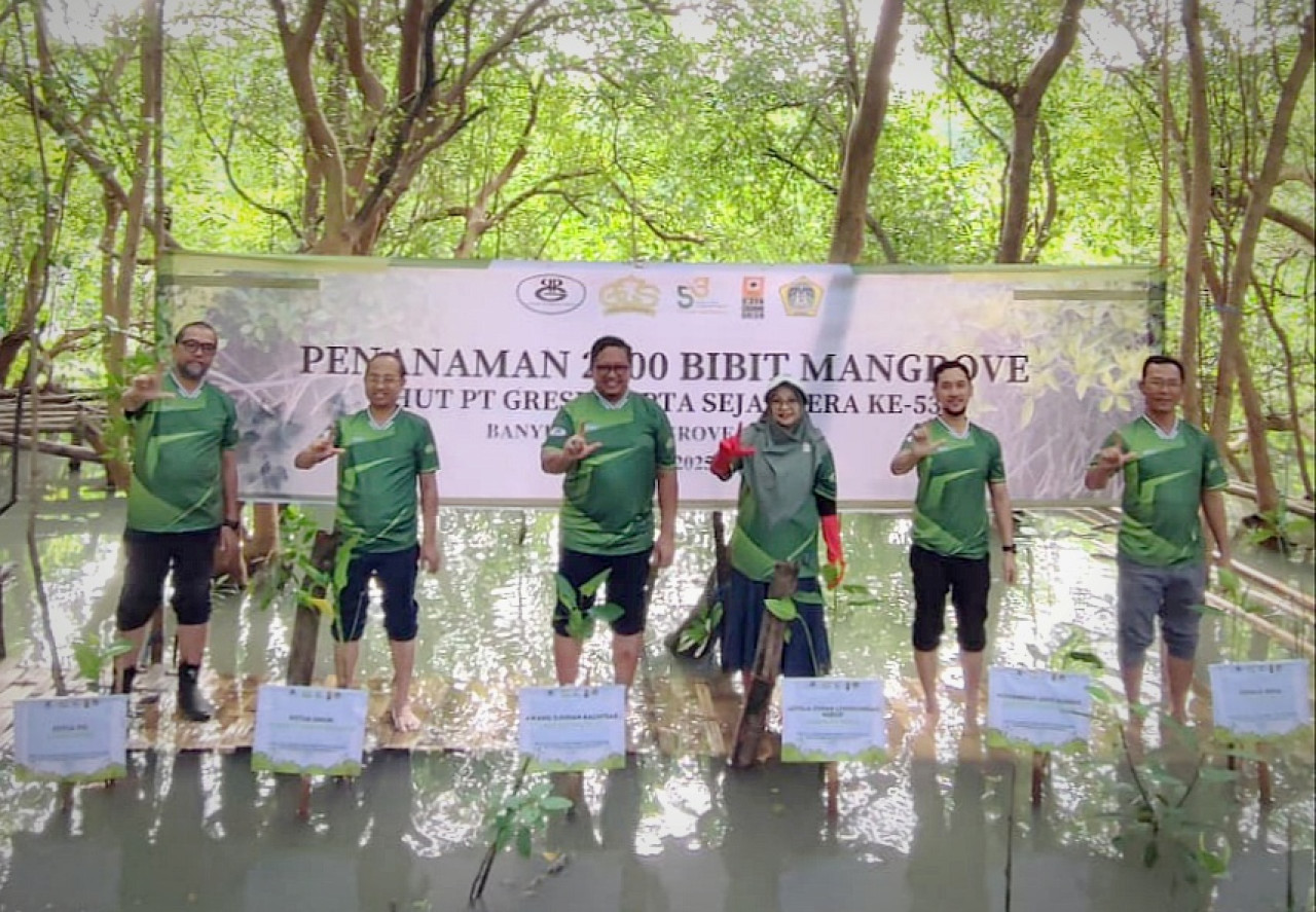 Penanaman 2.000 bibit mangrove PT Gresik Cipta Sejahtera (GCS) di kawasan Banyuurip Mangrove Center (BMC). (Foto: PT GCS/jatimnow.com)