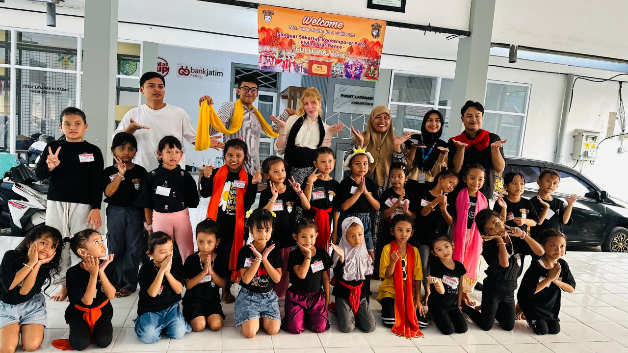 Sadie Nolan, wisatawan dari California saat melihat penampilan tari di Kediri. (Foto: Pemkab Kediri/jatimnow.com)