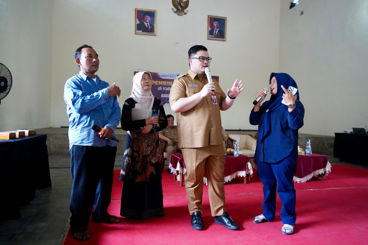 Mas Dhito dalam acara pembinaan ketua RT/RW di wilayah Kecamatan Pare yang berlokasi di Balai Desa Sambirejo. (Foto: Pemkab Kediri/jatimnow.com)