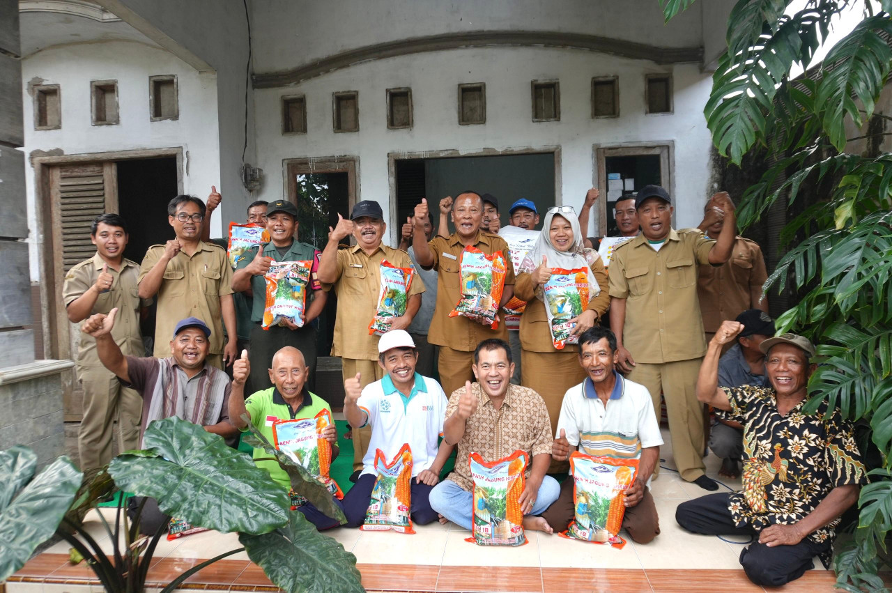 Penyerahan beni kepada petani. (Foto: Pemkab Kediri/jatimnow.com)