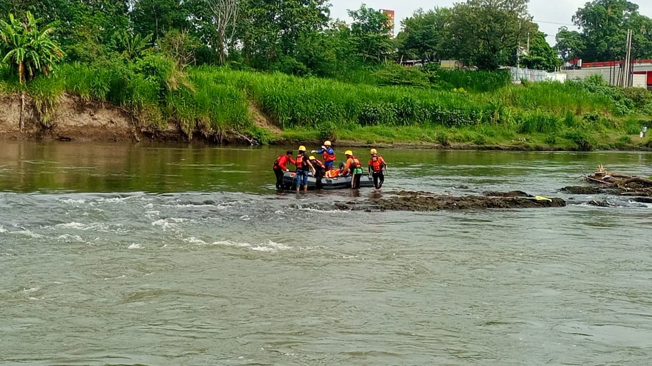 Evakuasi mayat mengapung di Sungai Brantas Tulungagung. (Foto: Polres Tulungagung/jatimnow.com)