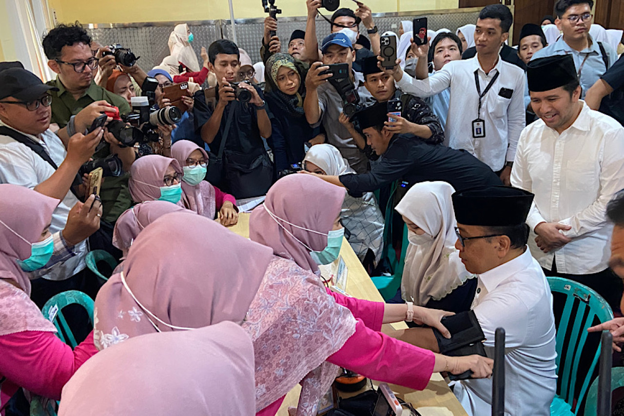 Menko PMK cek kesehatan di PKG Ponpes Lirboyo. (Foto: Yanuar Dedy/jatimnow.com)