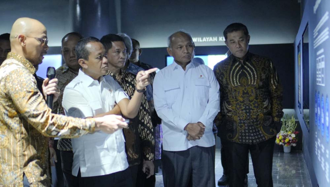 Menteri ESDM Bahlil Lahadalia bersama Rektor ITS Prof Bambang Pramujati saat mengunjungi konten edukatif Migas Corner ITS yang dikonsep dalam metaverse. (Foto: Humas ITS)