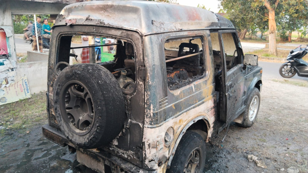 Penampakan mobil SUV milik warga Lamongan terbakar. (Foto: Adyad Ammy Iffansah/jatimnow.com)