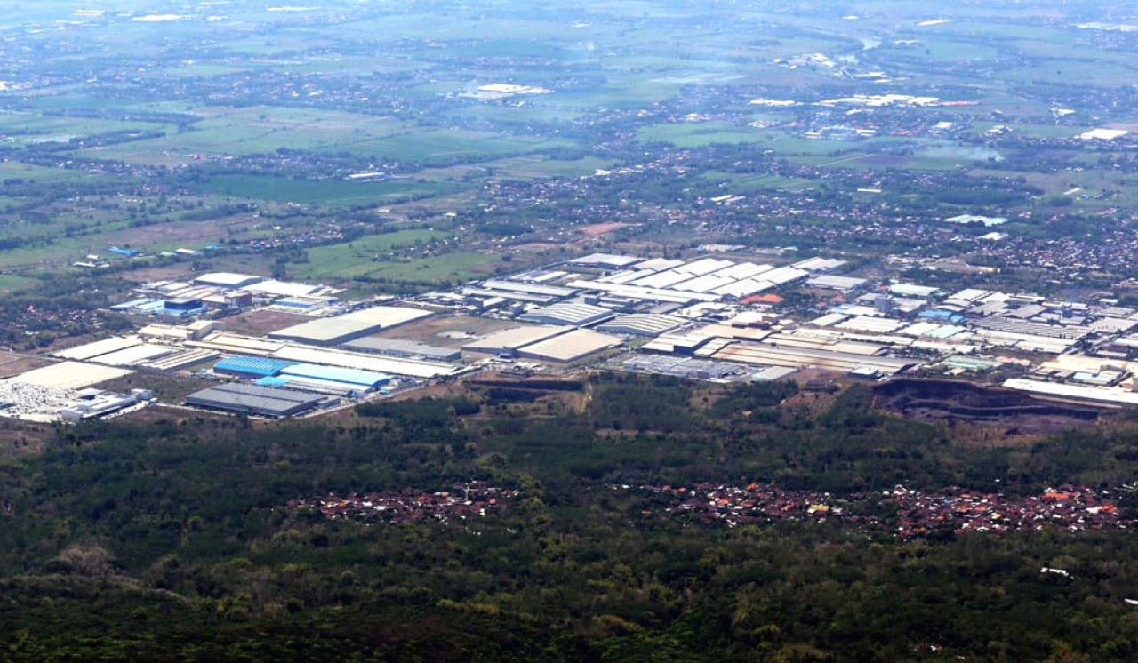 Pemandangan Ngoro Industrial Park, kawasan industri yang terletak di kaki Gunung Penanggungan, Mojokerto, Jawa Timur. (Foto: Ali Masduki/JatimNow.com)