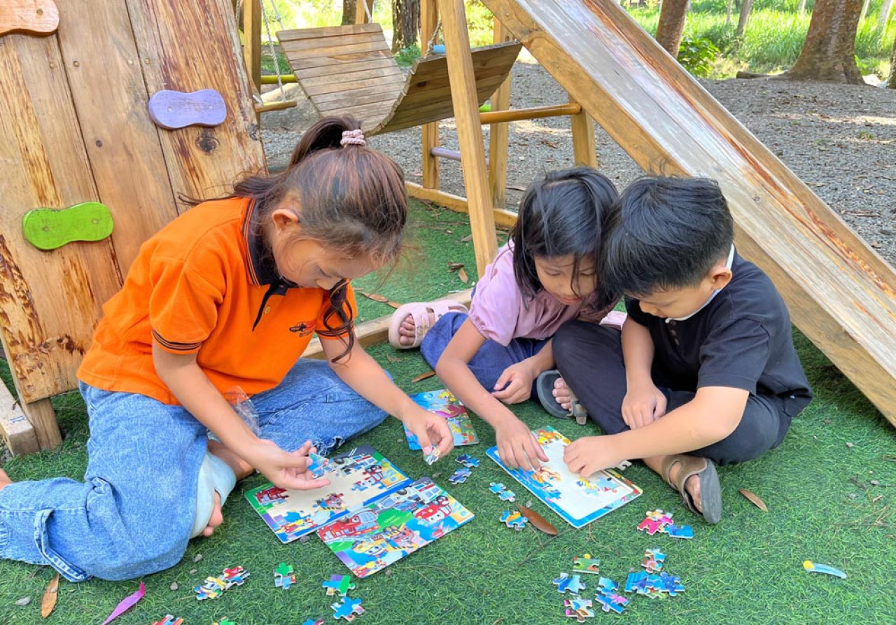 Sejumlah anak belajar di alam terbuka ketika berlibur di Ningkali Pujon. Foto: Ningkali Pujon for jatimnow.com