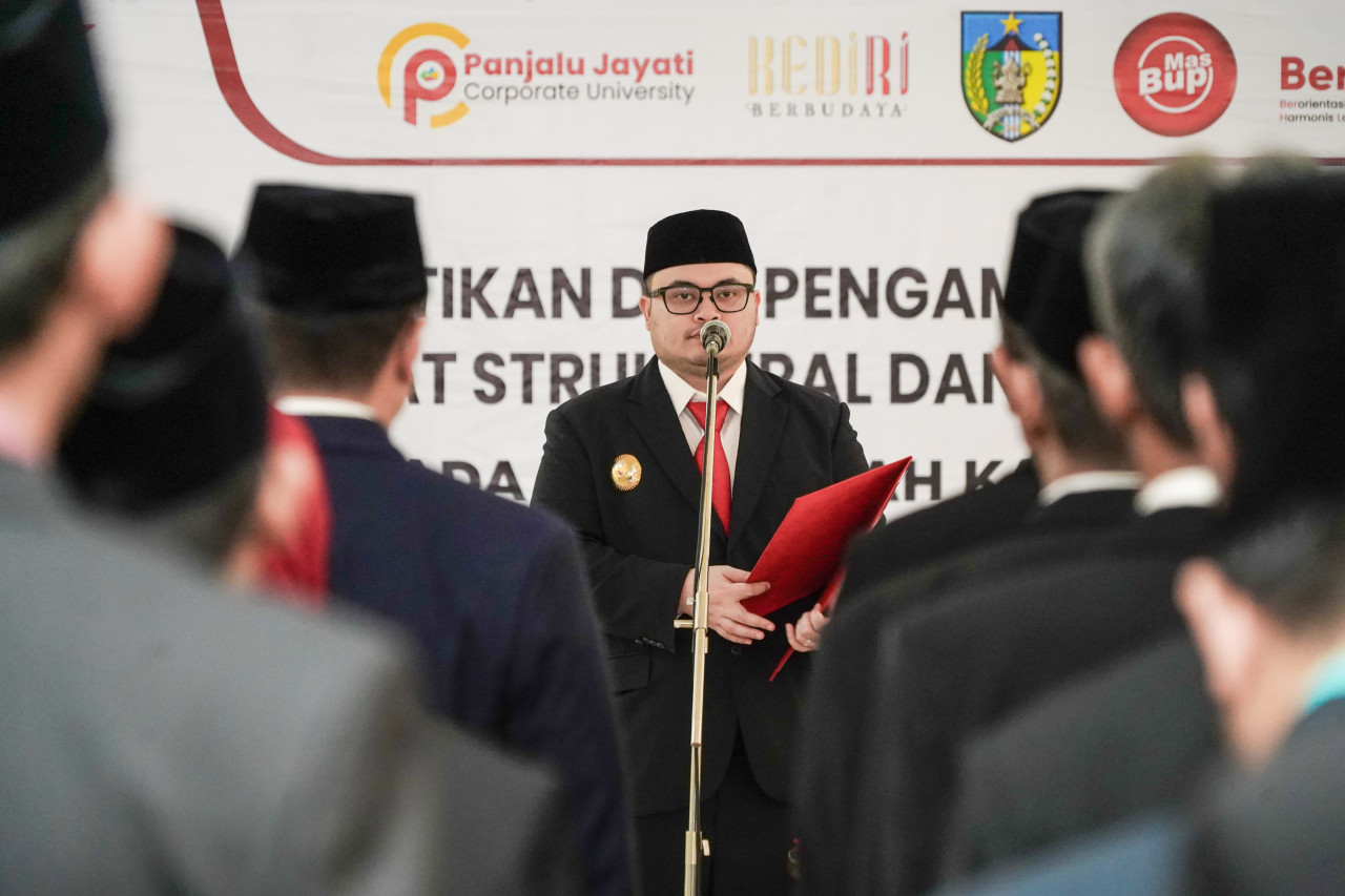 Mas Dhito saat melantik pejabat di Pemerintahan Kabupaten Kediri. (Foto: Pemkab Kediri/jatimnow.com)