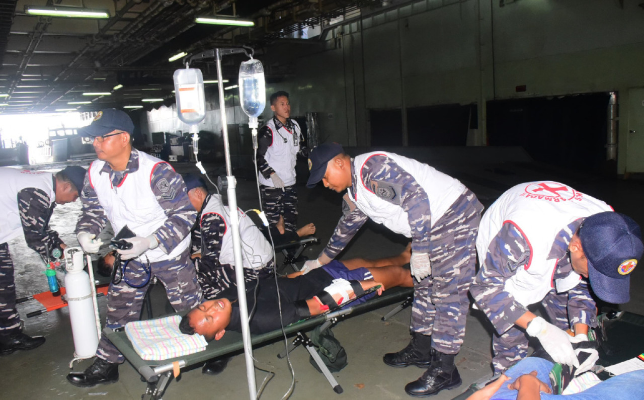 Foto: Latihan Manuver Lapangan Uji Kesiapsiagaan SAR Koarmada II di Selat Madura