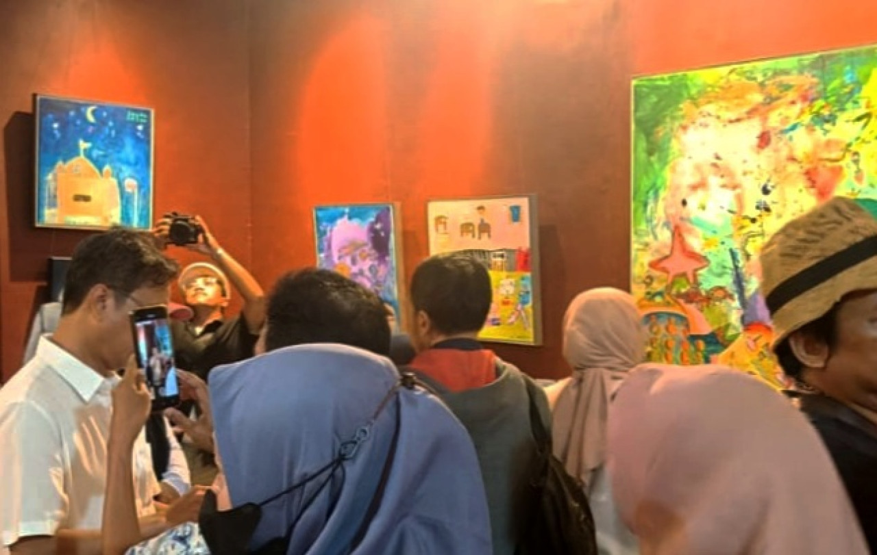 Suasana pembukaan pameran tunggal Azzahra Adiva di Galeri Merah Putih, Balai Pemuda, Surabaya. (dok. Pribadi)