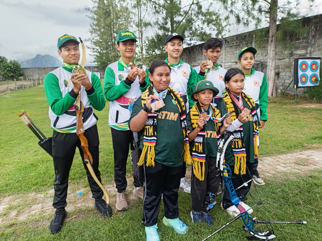 Foto : Atlet panahan Kabupaten Tulungagung raih medali emas di Porprov (Bramanta Pamungkas/jatimnow.com)
