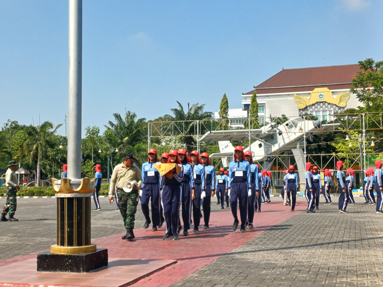 Foto: Latihan simulasi pengibaran bendera di Alun-alun Lamongan. ( Adyad Ammy Iffansah/jatimnow.com)