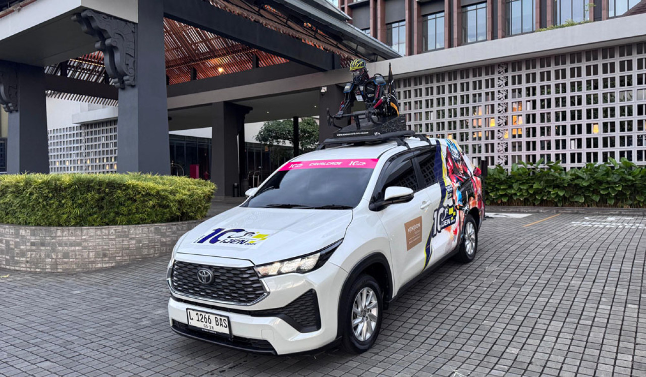 Patung pembalap sepeda yang terbuat dari besi bekas di iring-iringan mobil hias. (Foto: Kokoon Hotel for JatimNow.com)
