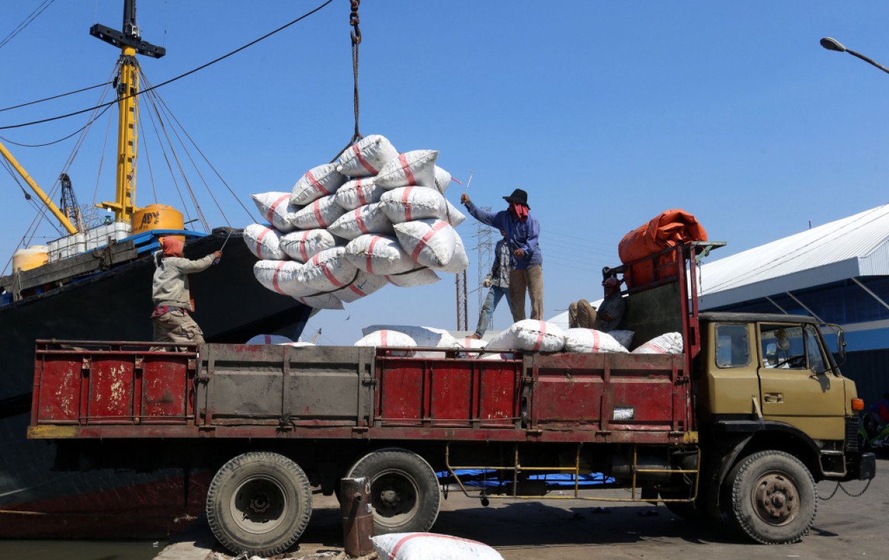 Aktivitas bongkar muat di pelabuhan rakyat Kalimas Surabaya. Foto: Ali Masduki/jatimnow