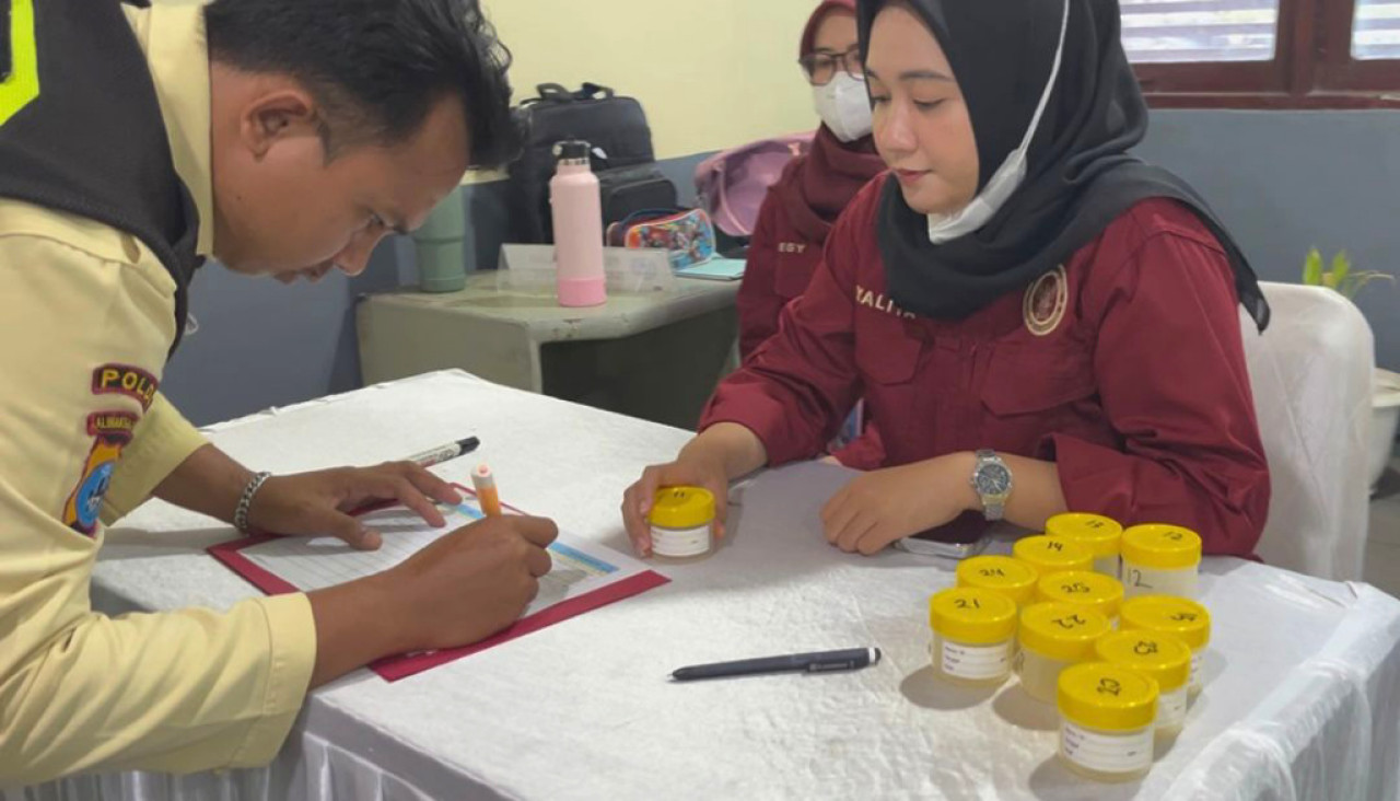 Tes narkoba secara acak dilakukan kepada sejumlah karyawan. (Foto: TPK Banjarmasin for JatimNow.com)