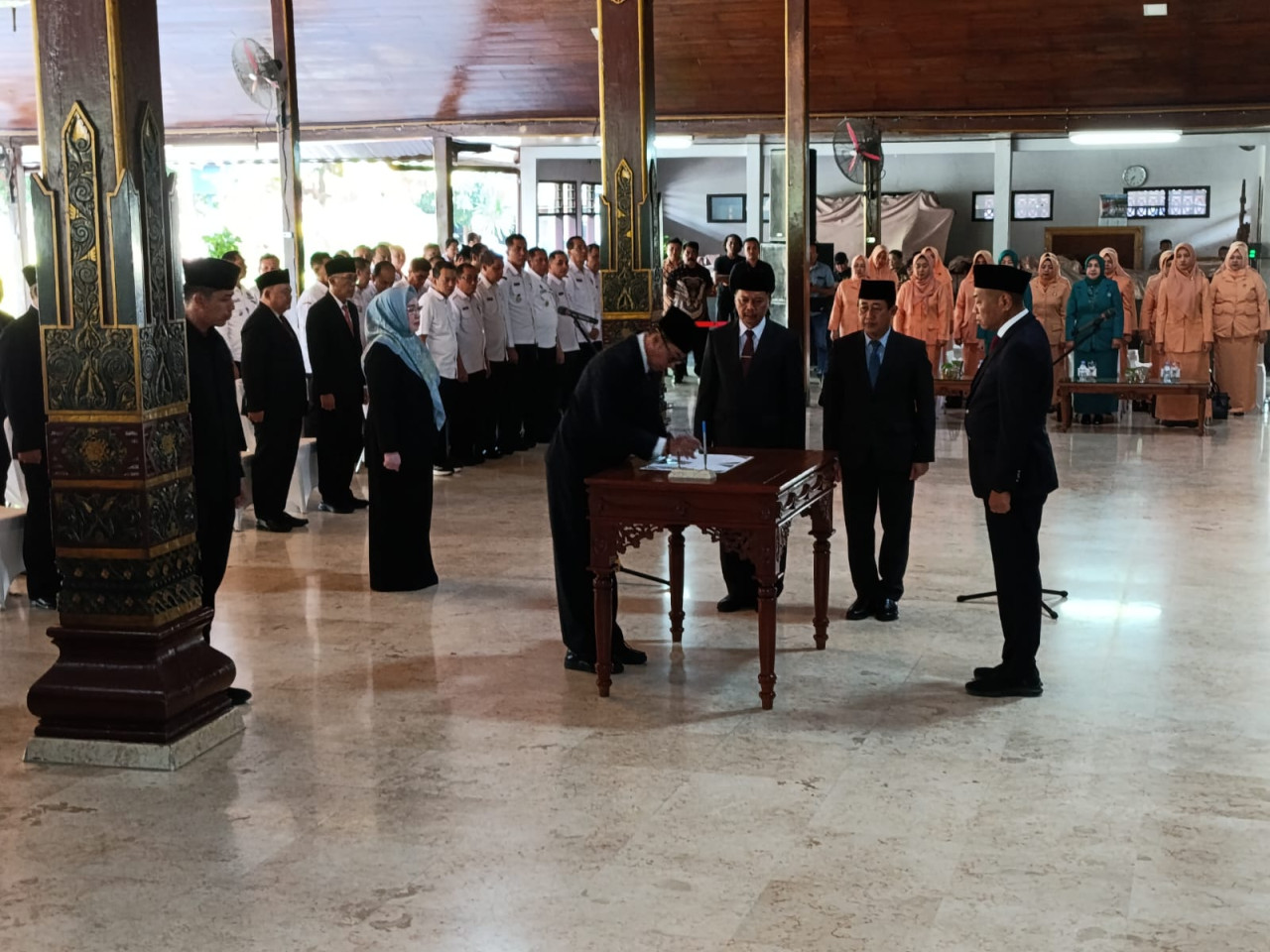 Foto: Prosesi pelantikan pejabat tinggi pratama di Tulungagung (Bramanta/jatimnow.com)