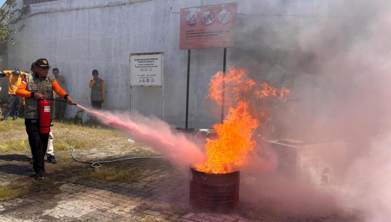 Relawan siaga bencana dan perwakilan Kecamatan Sedati megikuti pelatihan pemadaman api. Foto: Dokumentasi Pertamina
