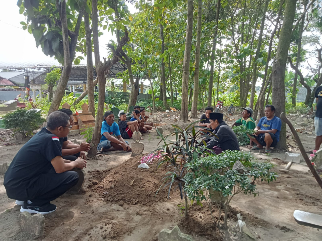 Pemakaman jenazah bayi yang ditemukan di Tulungagung. (Bramanta Pamungkas/jatimnow.com)
