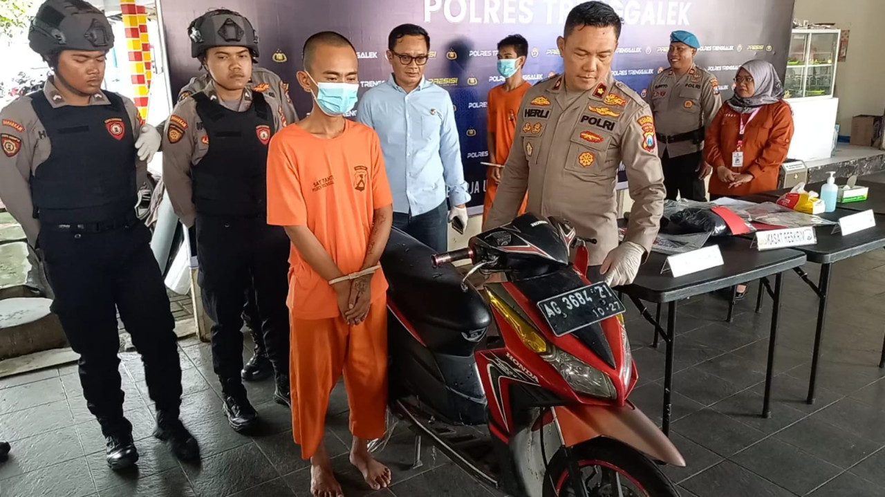 Foto: Tersangka pencuri motor yang ditangkap Polres Trenggalek (Bramanta/jatimnow.com)