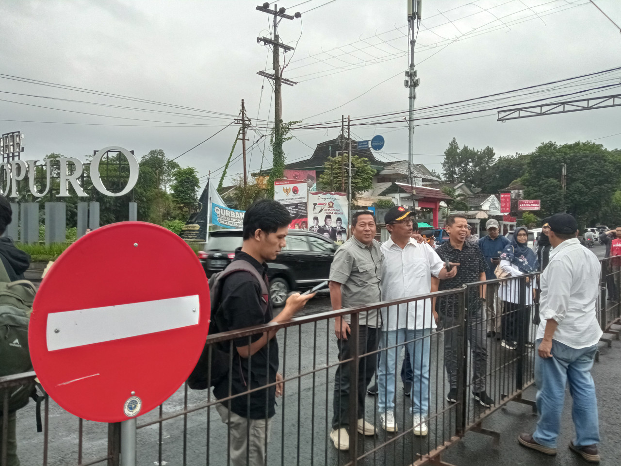 Foto : Penutupan simpang empat argopuro (Sugianto/jatimnow.com)