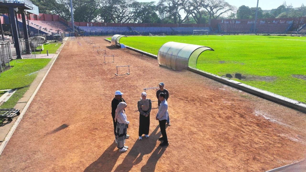 Mbak Vinanda tinjau perbaikan Stadion Brawijaya. (Foto: Pemkot Kediri/jatimnow.com)