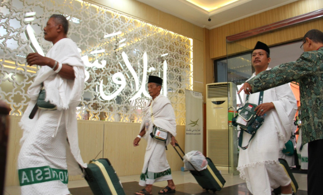 Sejumlah jemaah haji berada di Asrama Haji, Sukolilo, Surabaya. Foto: Ali Masduki/jatimnow.com