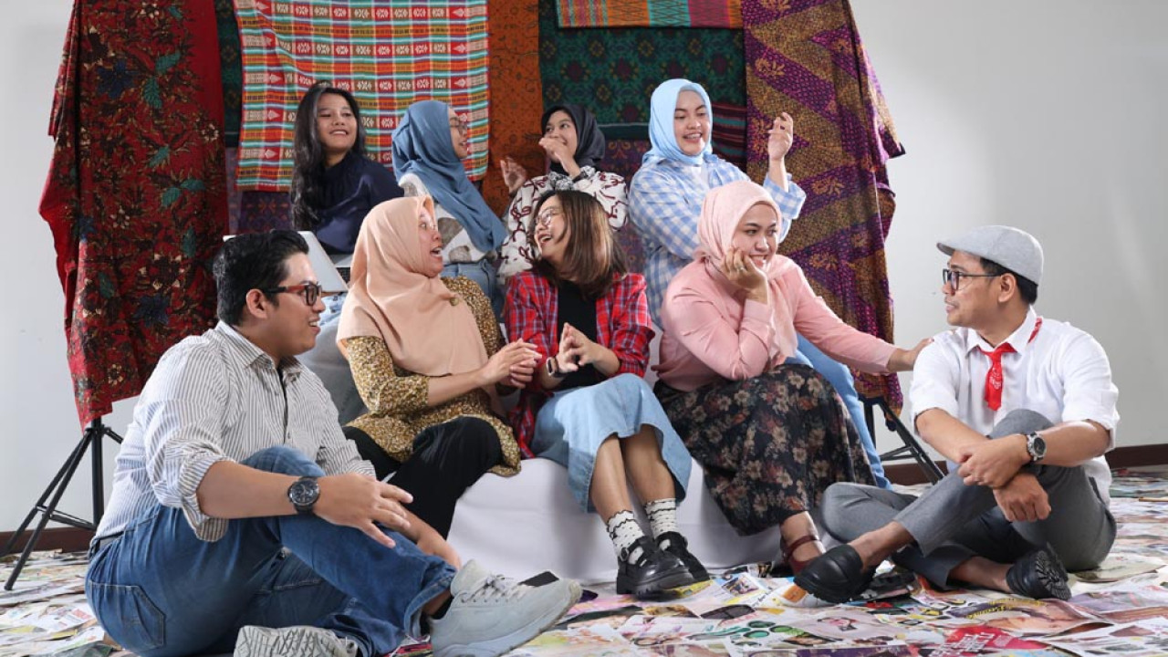 Panitia PKKMB Untag Surabaya 2025 foto bersama usai rapat kordinasi. Foto: Humas Untag Surabaya
