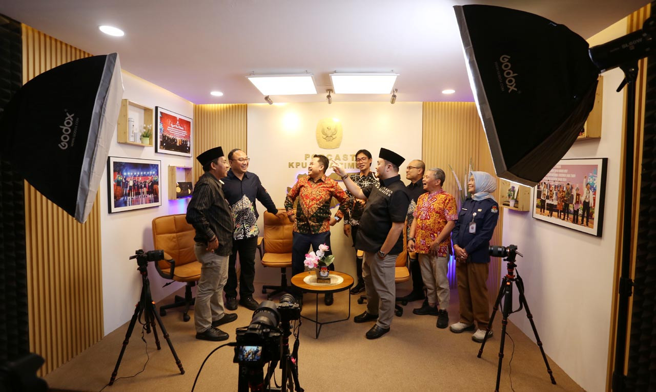 Ketua KPU RI, Mochammad Afifuddin, bersama anggota KPU Provinsi Jawa Timur berada di studio podcast KPU Jatim. Foto: Ali Masduki/JatimNow.com