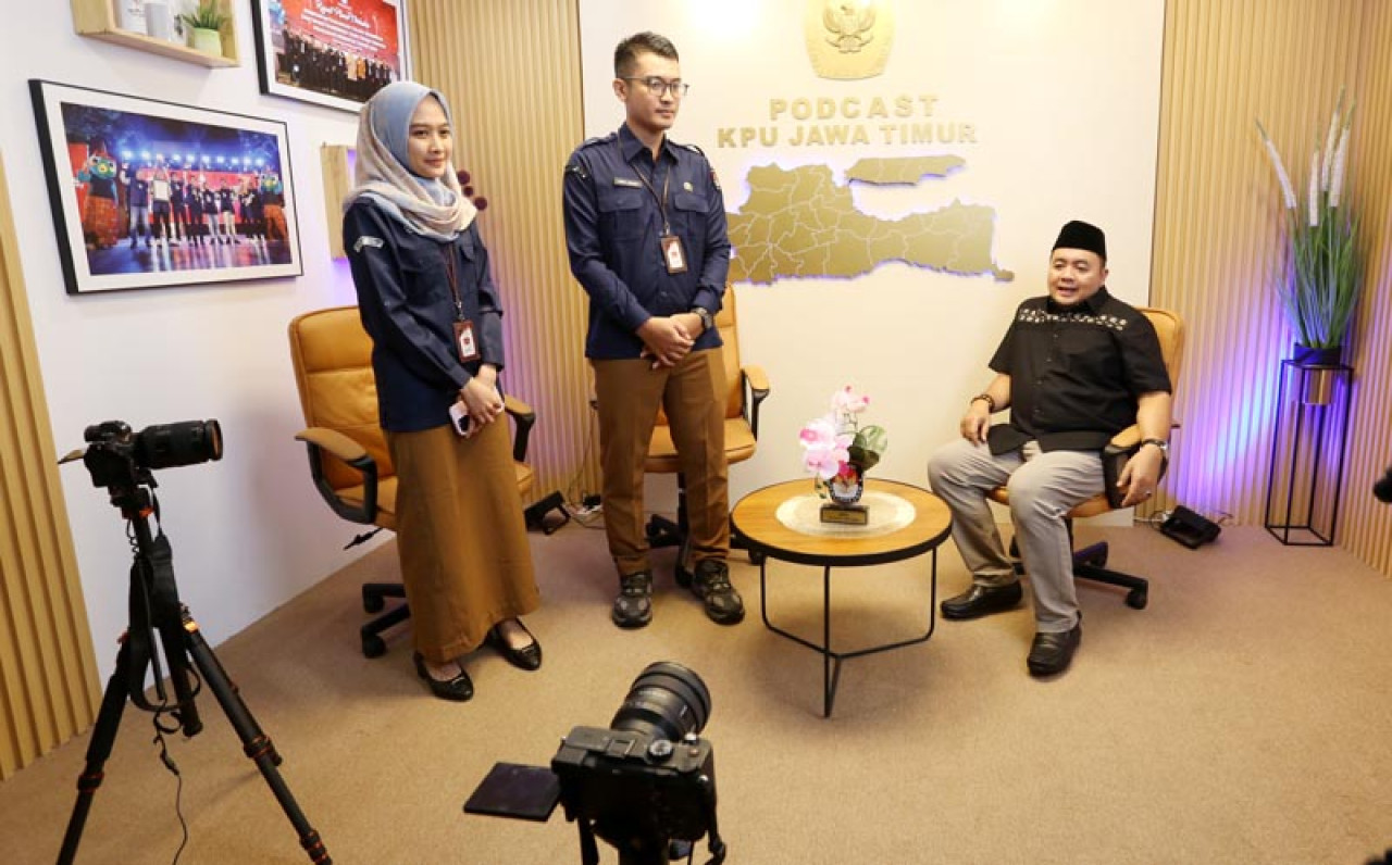 Ketua KPU RI, Mochammad Afifuddin, ketika meresmikan Podcast KPU Jatim, Sabtu (26/7/2025). Foto: Ali Masduki/JatimNow.com